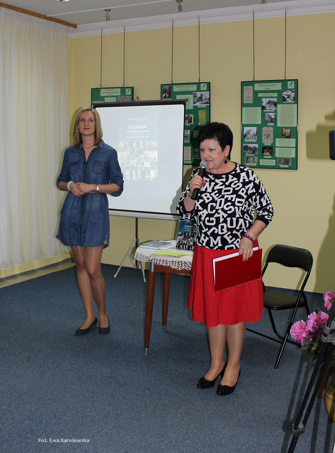 Spotkanie autorskie otworzya dyrektor Biblioteki Miejskiej w Sierpcu, Maria Winiewska.