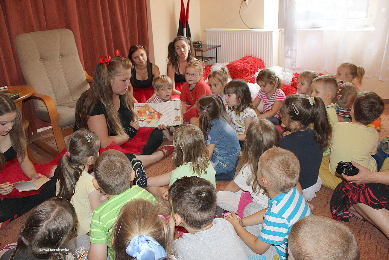 Justyna Adamska czyta najmodszym podczas XIII Tygodnia Czytania Dzieciom w Bibliotece Miejskiej