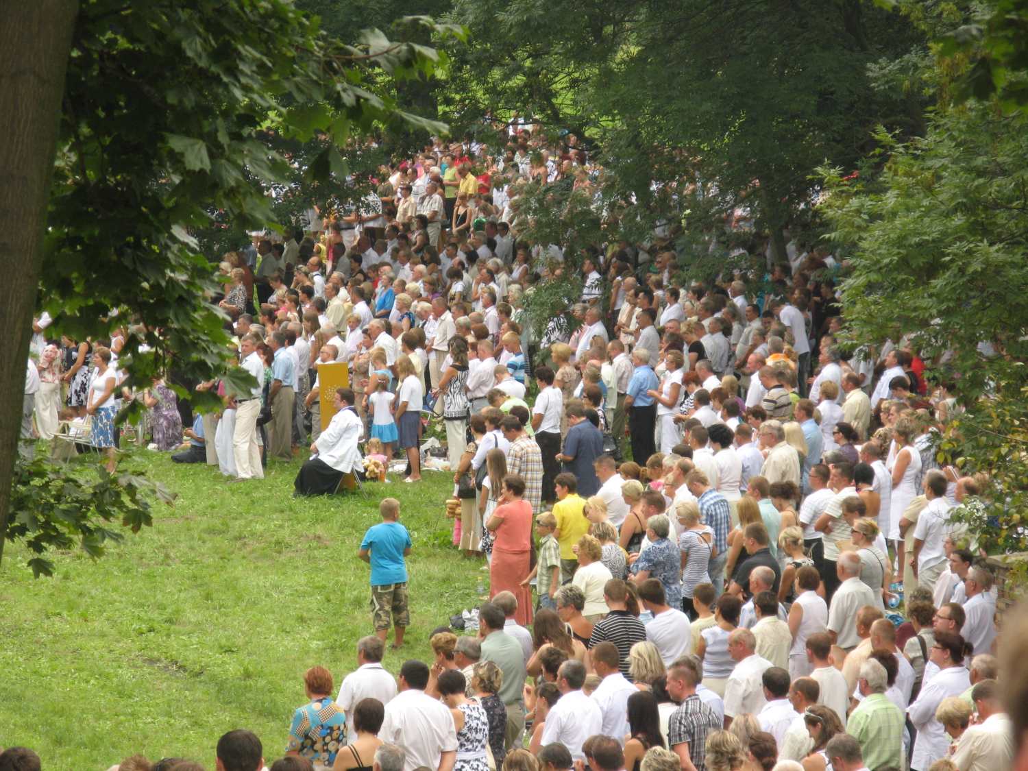 Morze wiernych podczas wita Wniebowzicia Najwitszej Marii Panny na Placu Koronacyjnym w Sierpcu, 15.08.2010 r.