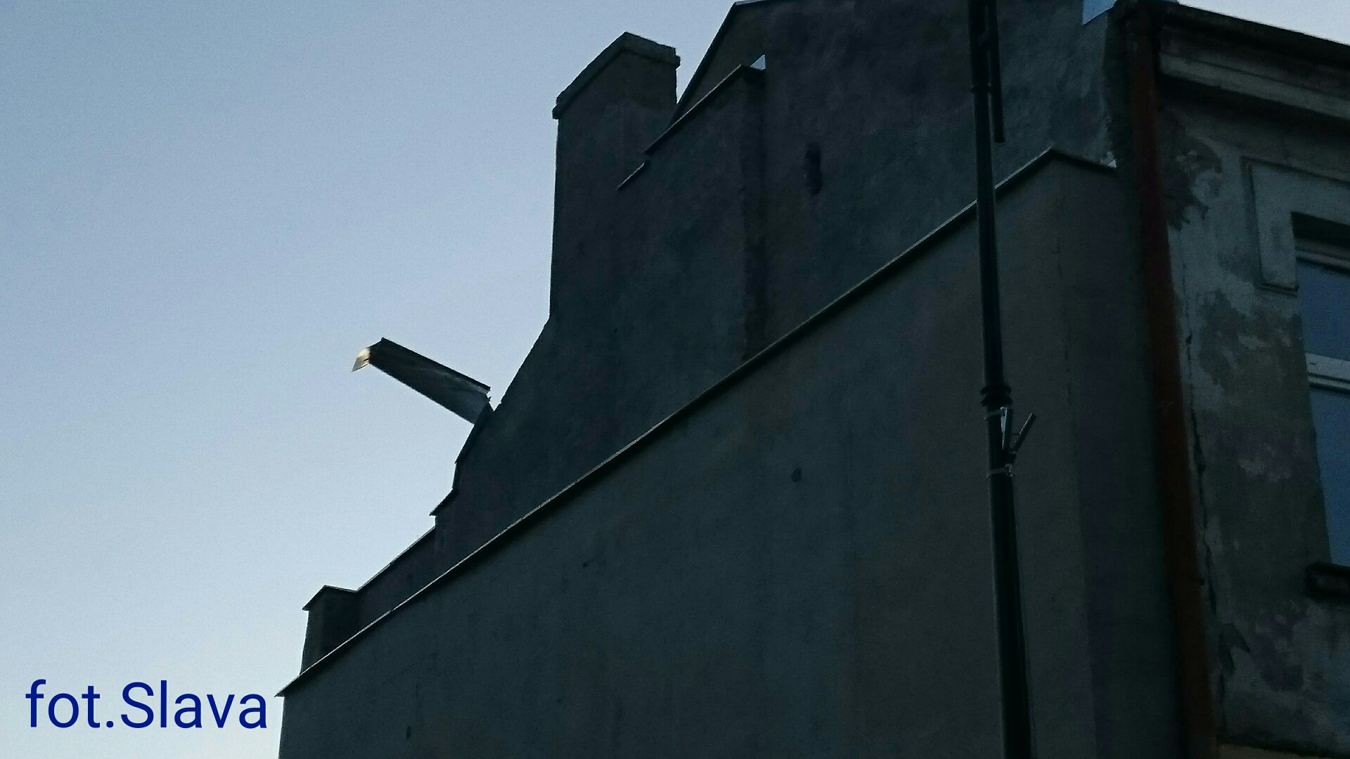 Silny wiatr. wieo remontowany budynek na ulicy Biskupa Floriana (przy dawnej drukarni) i blacha dachowa, ktr oderwa wiatr, 8.11.2015 r.