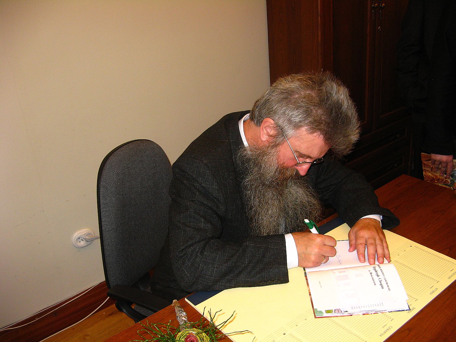 Pawe Bogdan Gsiorowski hojnie rozdawa autografy na swojej najnowszej publikacji.