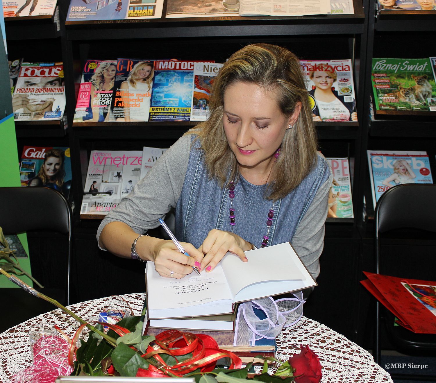Chwila na autografy - Magdalena Staniszewska podpisuje swoj najnowsz ksik.