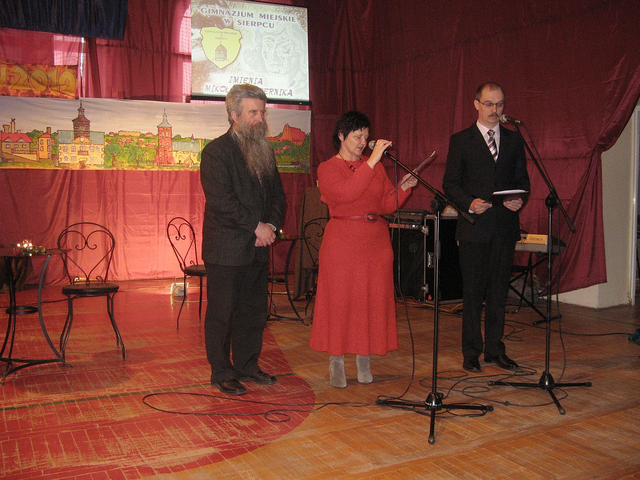 Boena Wysocka i Grzegorz Wsiewski przedstawiaj poszczeglnych nominowanych do Tytuu - jako pierwszy na scenie stan Pawe B. Gsiorowski.