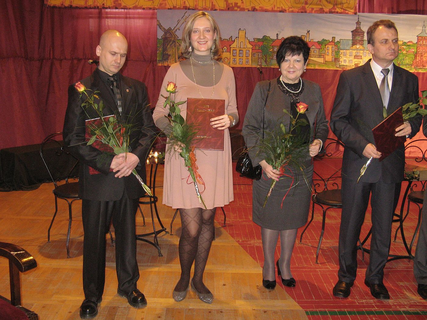 patrzc od prawej: Marii Winiewskiej, Magdalenie Staniszewskiej i Tomaszowi Krukowskiemu (kolegium redakcyjnemu albumu 
