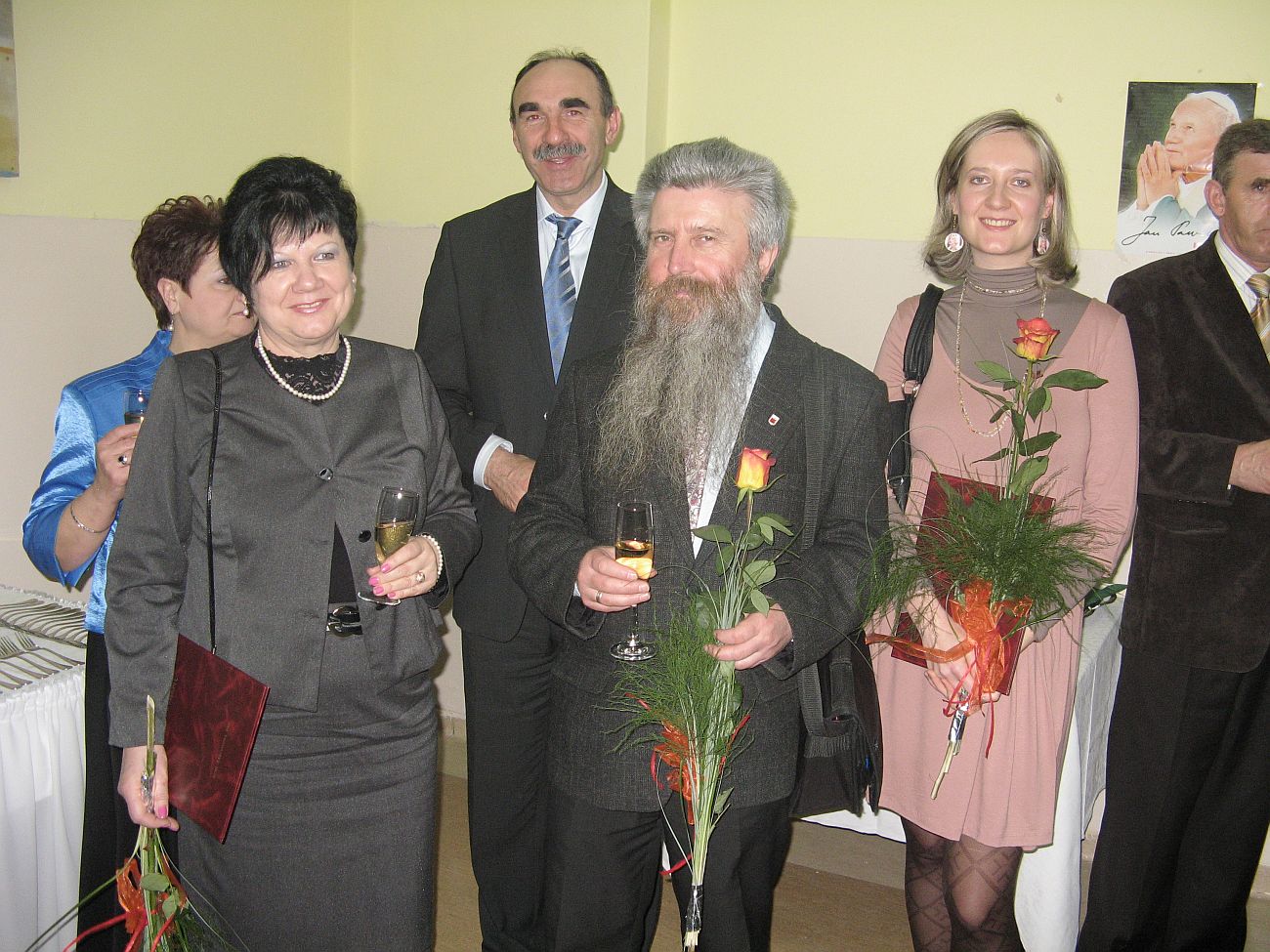 W oczekiwaniu na toast dla Jzefa Urbaskiego. Na zdjciu od lewej: Maria Winiewska, Zenon Kupniewski, Pawe B. Gsiorowski, Magdalena Staniszewska.