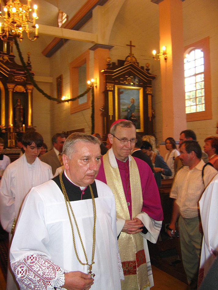 Biskup Piotr Libera i dziekan sierpecki ksidz Andrzej Wickowski