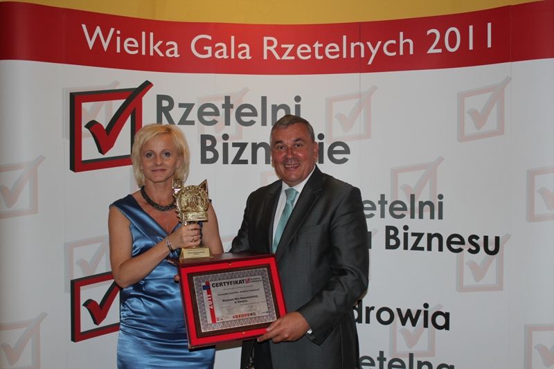Dyrektor MWM Jan Rzeszoraski i jego zastpca Bogumia Trojanowska z certyfikatem.