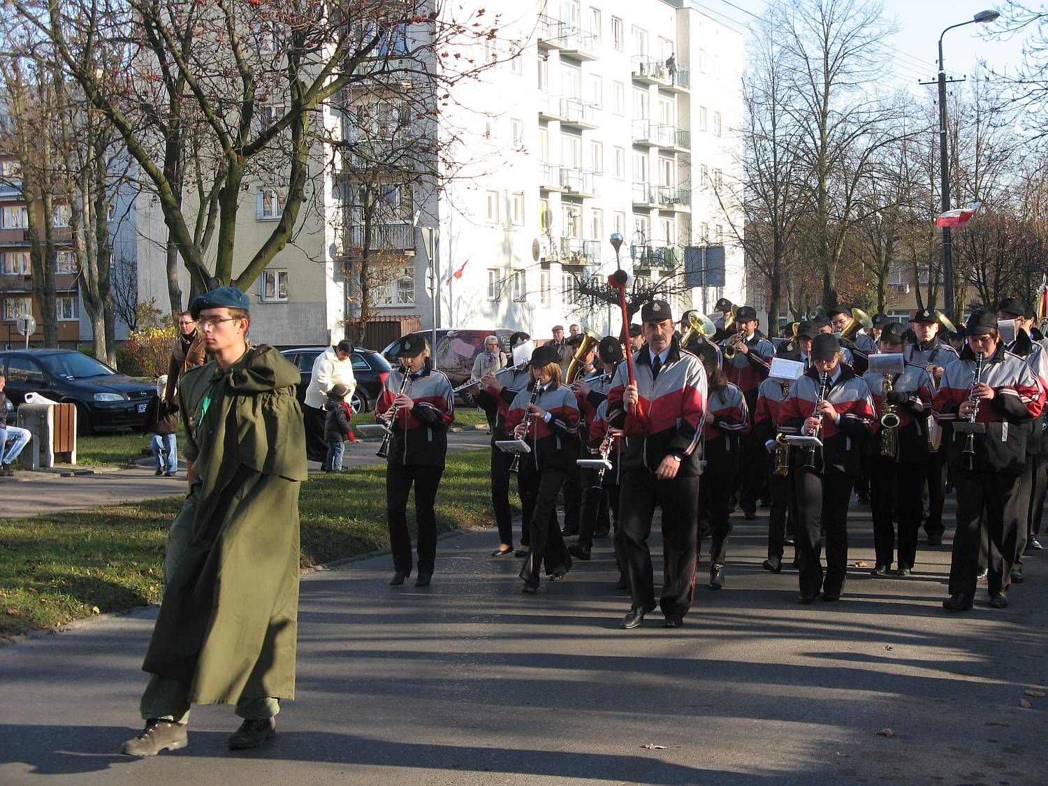 Przemarsz ulic Jana Pawa II, tu przed wejciem do Parku im. Solidarnoci, 11.11.2011 r.