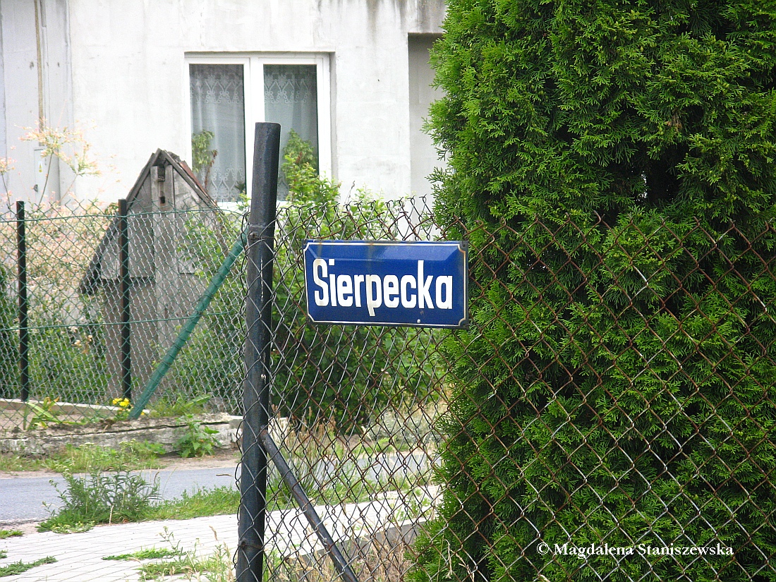 Ulica Sierpecka, ktra prowadzi do Sierpca, ale te skrcamy w ni, by nastpnie poln drk doj do myna