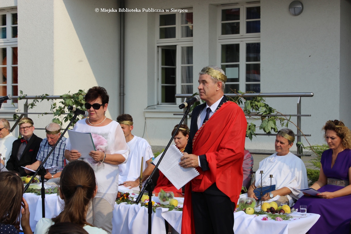 Imprez rozpoczli Maria Winiewska - dyrektor Miejskiej Biblioteki Publicznej i Jarosaw mijewski - dyrektor CKiSz, ktrzy przedstawili czytajcych.