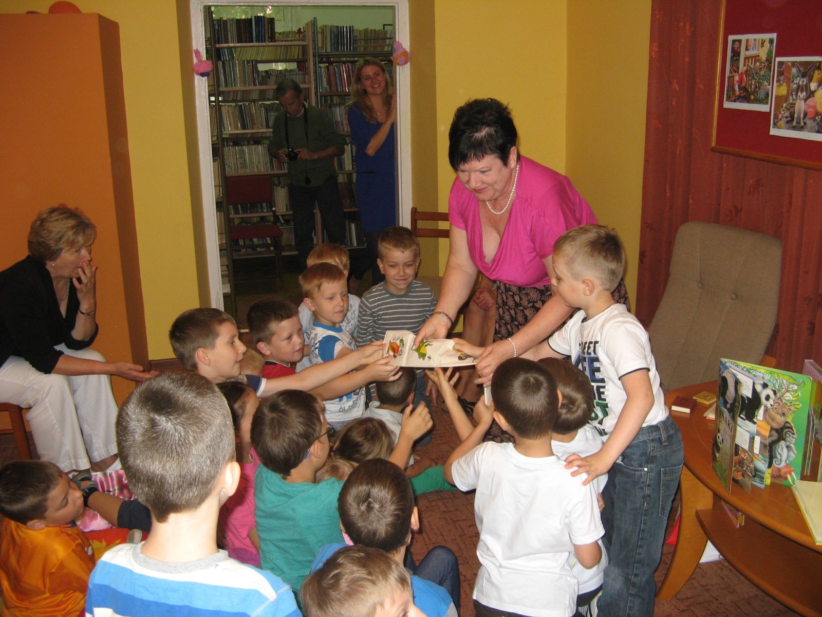Dzieci dotykay ksieczk do kpieli, ksik liczc 150 lat a take publikacj mierzc 3 cm wysokoci, 14.06.2012 r.
