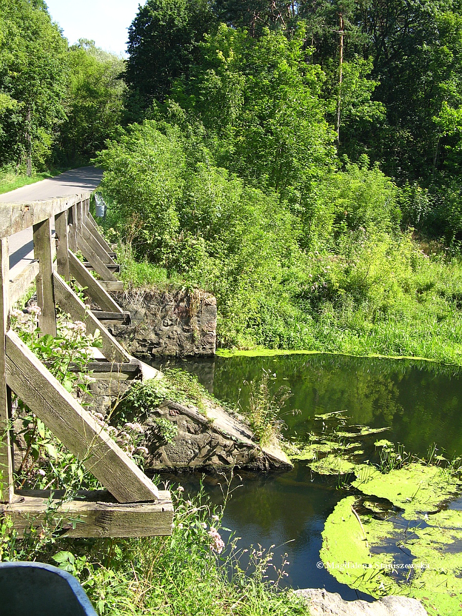 Drewniany most przy mynie niedawno pokryty zosta asfaltem