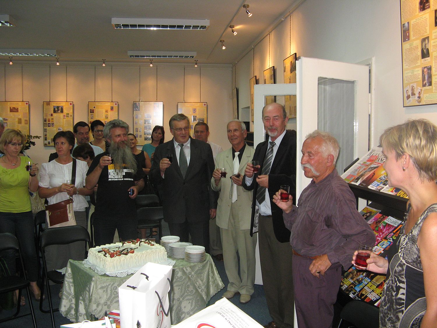 Toast za obchodzcego 80. urodziny Eugena Kleistera podczas promocji jego ksiki 