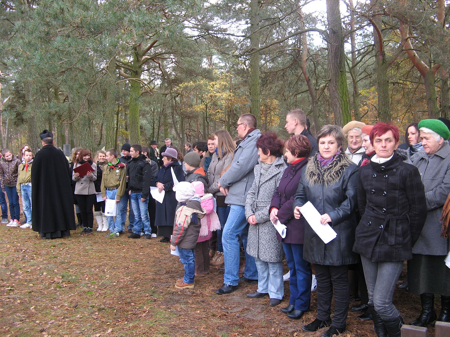 Uczestnicy mszy na cmentarzu ewangelickim w Biaasach, 3.11.2012 r.