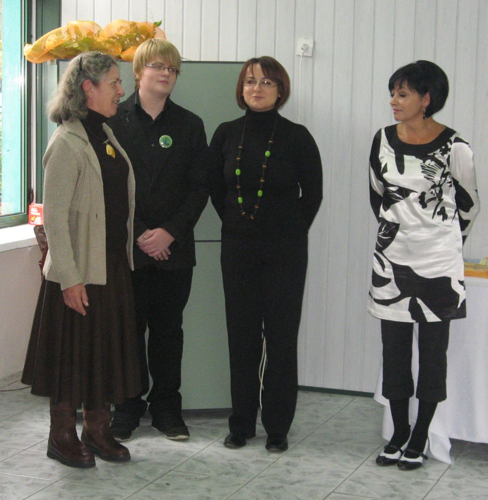 W LO do goci zwrcia si m.in. Lidia Wagenaar-Sche­we  (pierwsza od lewej). Wyrazia uznanie dla modych ludzi, ktrzy pod kierunkiem swojego kolegi wykonali tyle wspaniaej pracy na rzecz renowacji zapomnianej nekropolii.