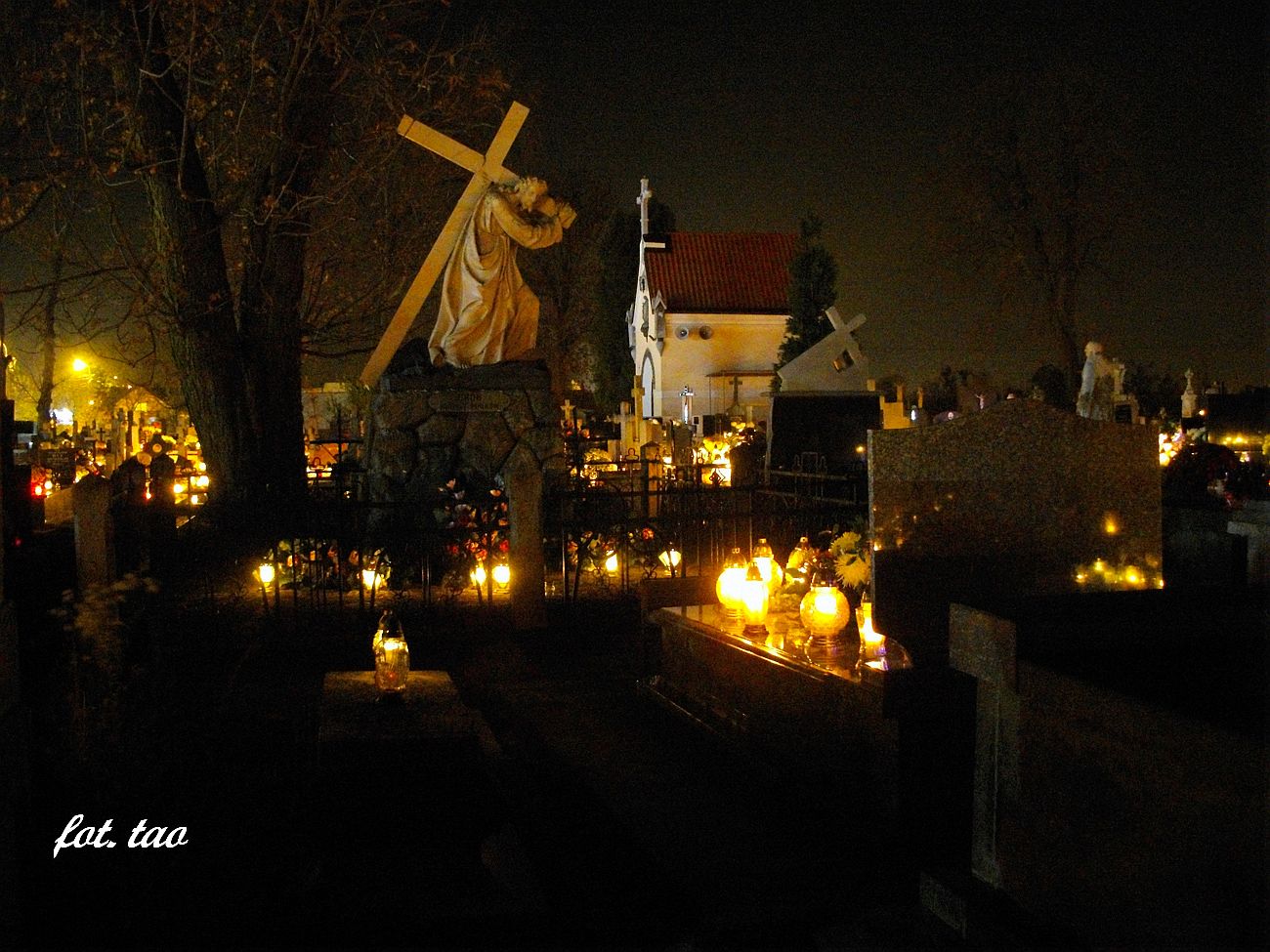 Wieczorny spacer po terenie cmentarza parafialnego w dniu Wszystkich witych, 1.11.2018 r.
