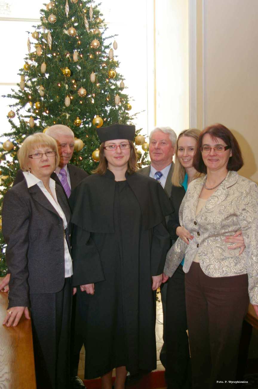 Dr Dominika Wyrzykiewicz z profesorami i najblisz rodzin.