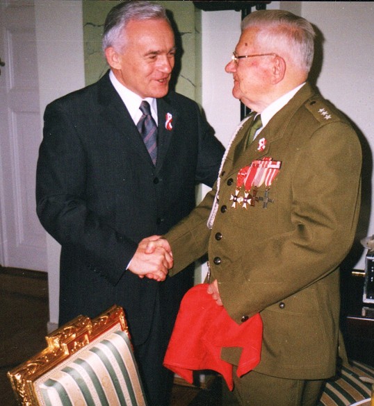 Zenon Jankowski, weteran wojny polsko-bolsze­wickiej,  podczas spotkania z premierem Leszkiem Millerem.
