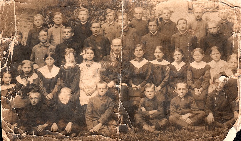 Uczniowie seminarium w Wymylinie (koo Skpego), rok 1918.<BR>Siedzi  trzeci z prawej Zenon Jankowski.