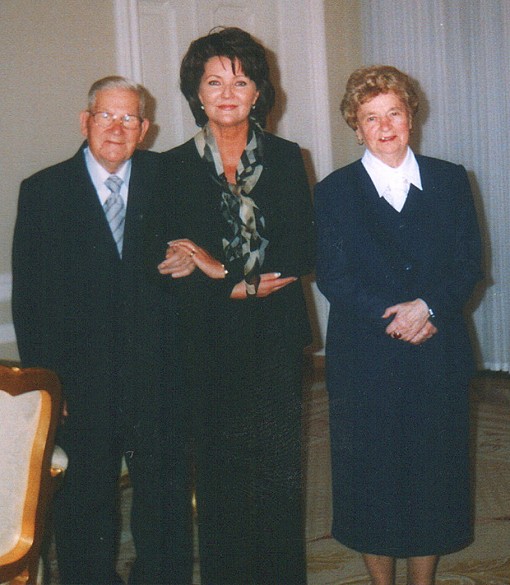 Zenon Jankowski razem z maonk Aniel w Paacu Prezydenckim na spotkaniu z Jolant Kwaniewsk.<BR>27  listopad 2003 r.