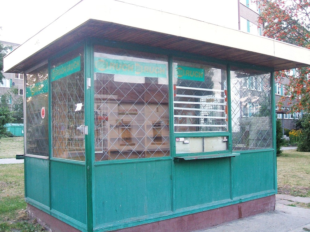 Pusty kiosk naprzeciwko Urzdu Miejskiego, sierpie 2008 r.