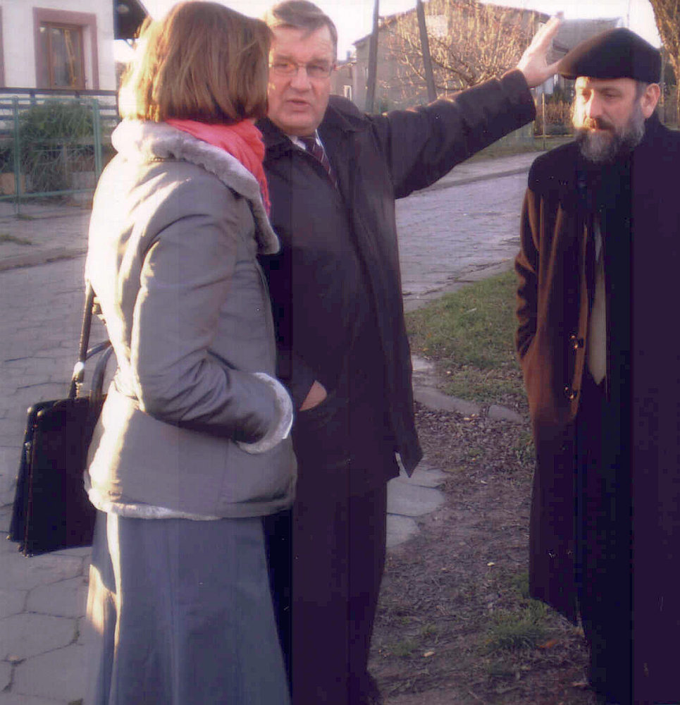Przy cmentarzu ydowskim na osiedlu Jagiey. Od lewej: Monika Krawczyk, Marek Komider i Michael Schudrich.