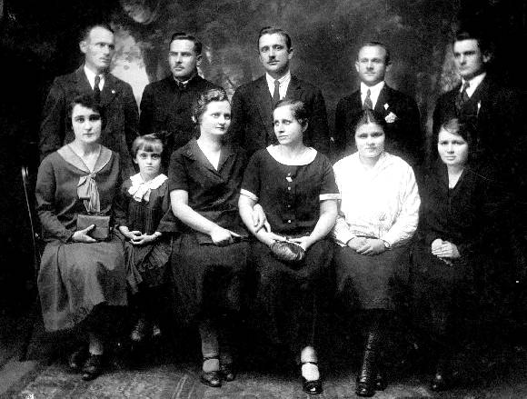 Jadwiga Aurelia Koodziejska (pierwsza z prawej) razem z przyjacimi: Anna i Maksymilian witalscy, Maria i Marian Kornalewscy, Adolfina i Karol Paskoniowie, Helena Dramiska (Gapiska), nn. Lata 30-te.