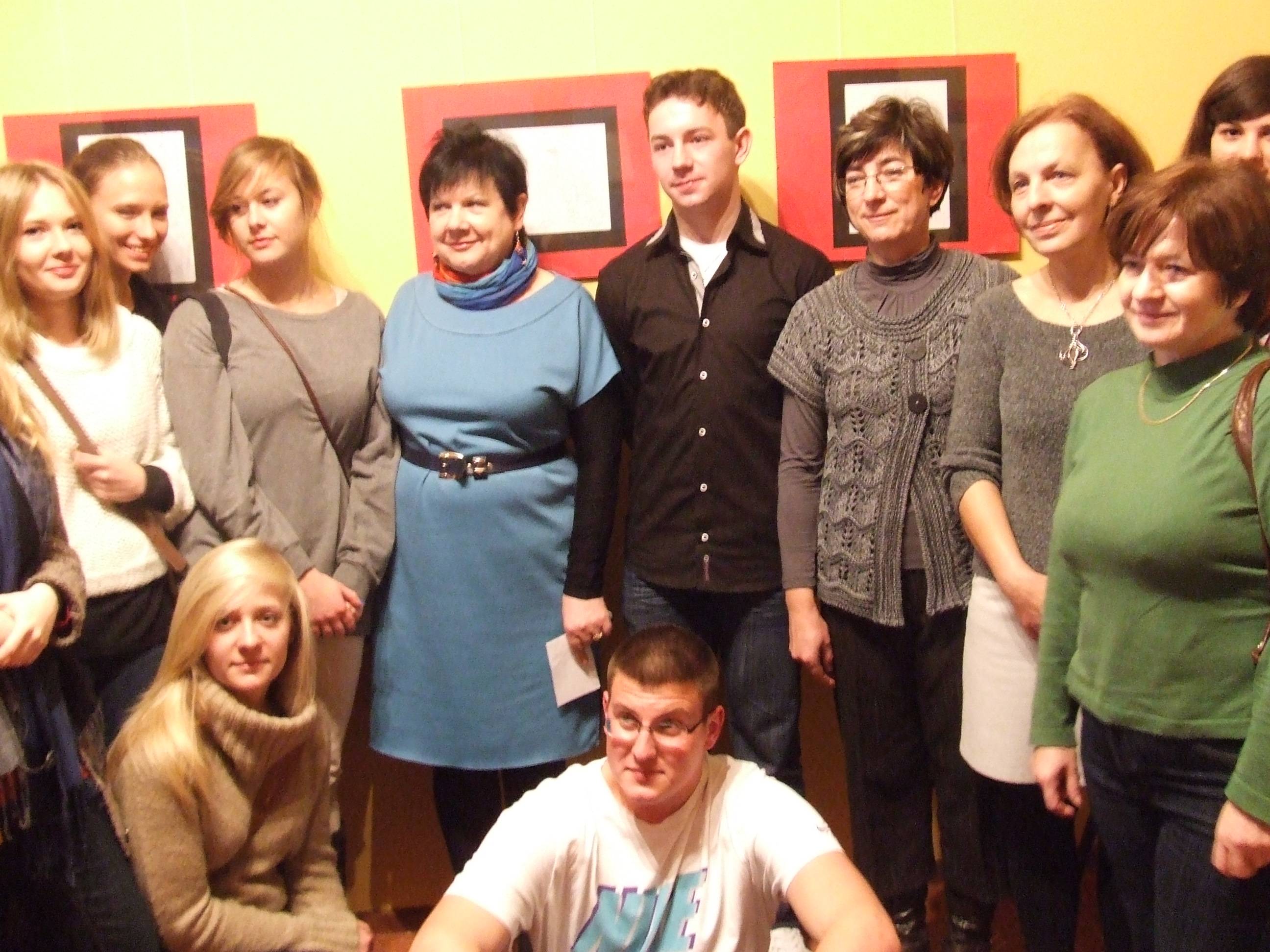 Jakub Kuciski z organizatorkami  wystawy, mam, kolegami i nauczycielami.