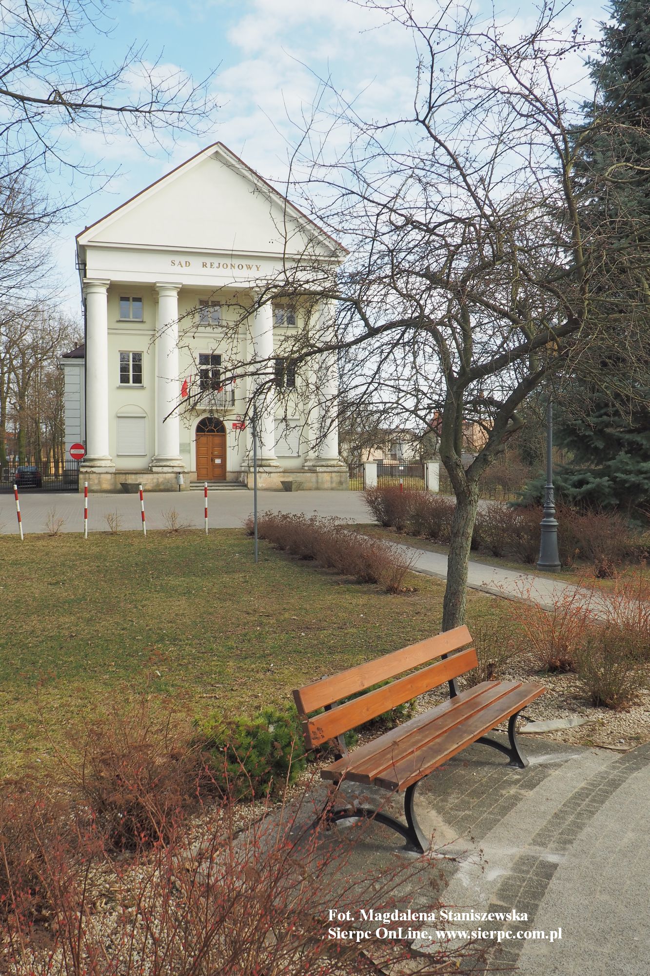 Gmach Sdu Rejonowego, dawniej cerkwi w Sierpcu, w Parku im. Janusza Korczaka, 27.03.2022 r.
