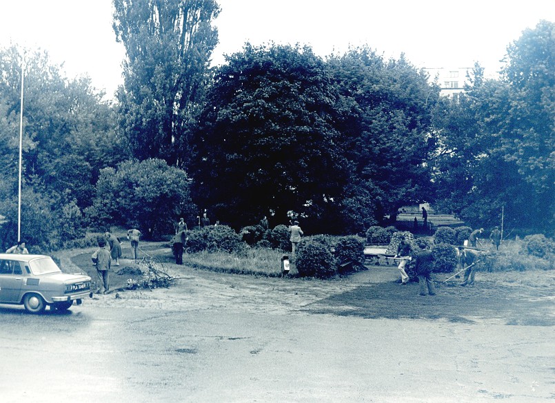 Park botaniczny przed budynkiem obecnego sdu.<BR>Fotografia z lat 70-tych XX w., mieszkacy porzdkuj teren w czynie spoecznym.