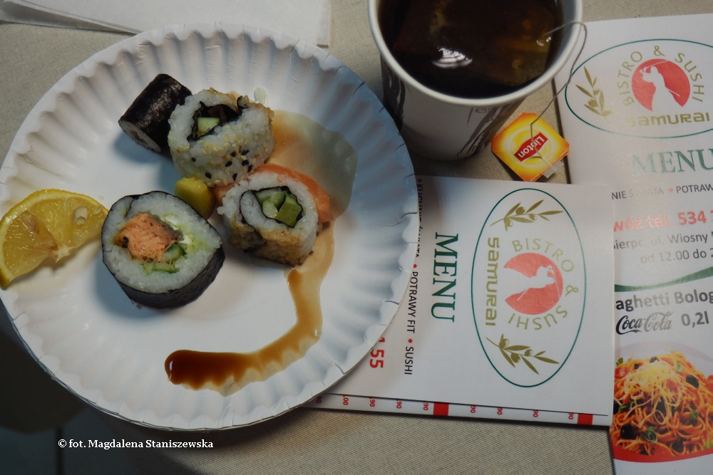 Peni wrae i bdcy pod wraeniem zasyszanych historii, sierpczanie udali si ponownie do Bistro & Sushi Samurai, gdzie czeka ju poczstunek – specjalno lokalu sushi, ciepa herbata, ciastka