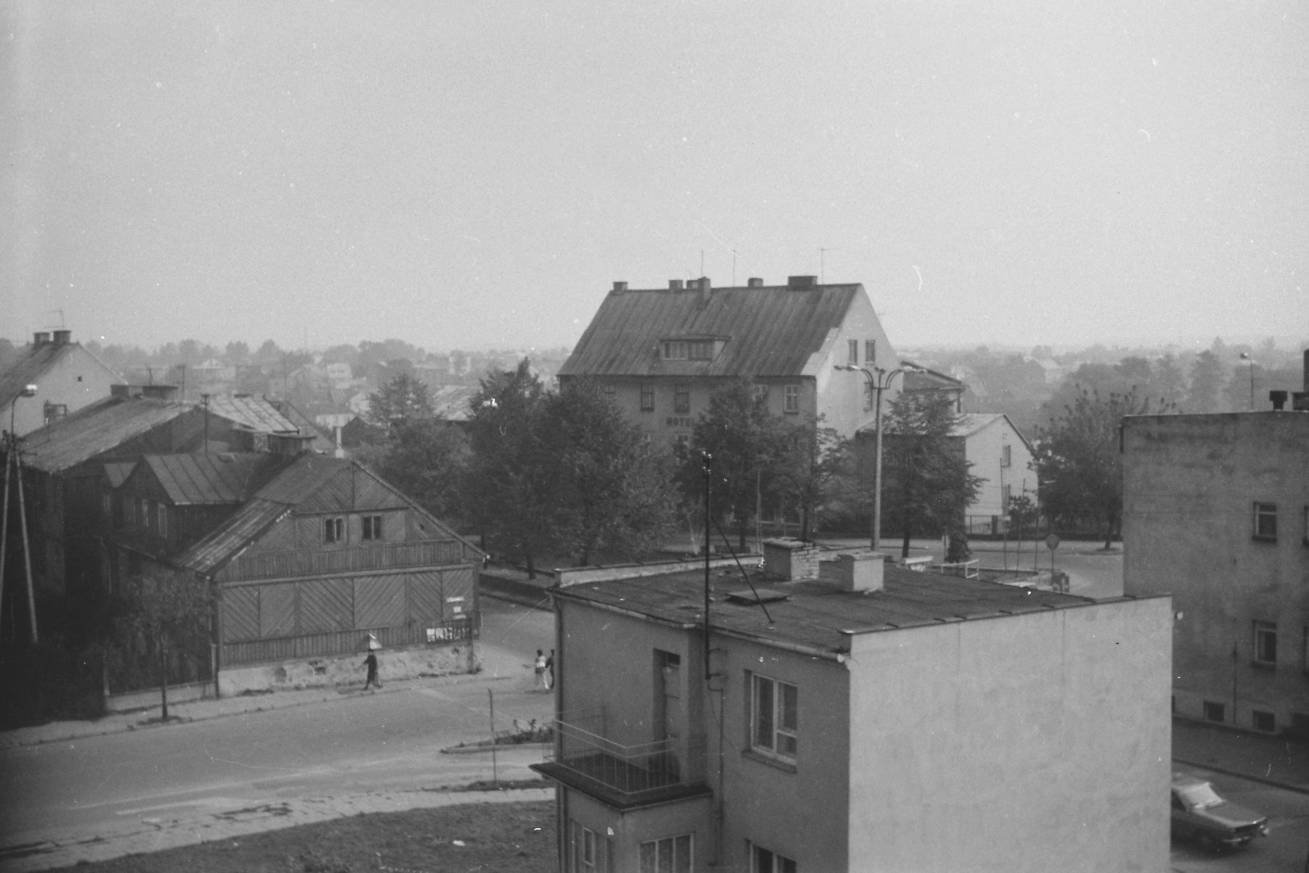 Zdjcie wykonane w 1986 r., przedstawia widok na skrzyowanie ulic Narutowicza i Piastowskiej z nieistniejc obecnie drewnian zabudow.