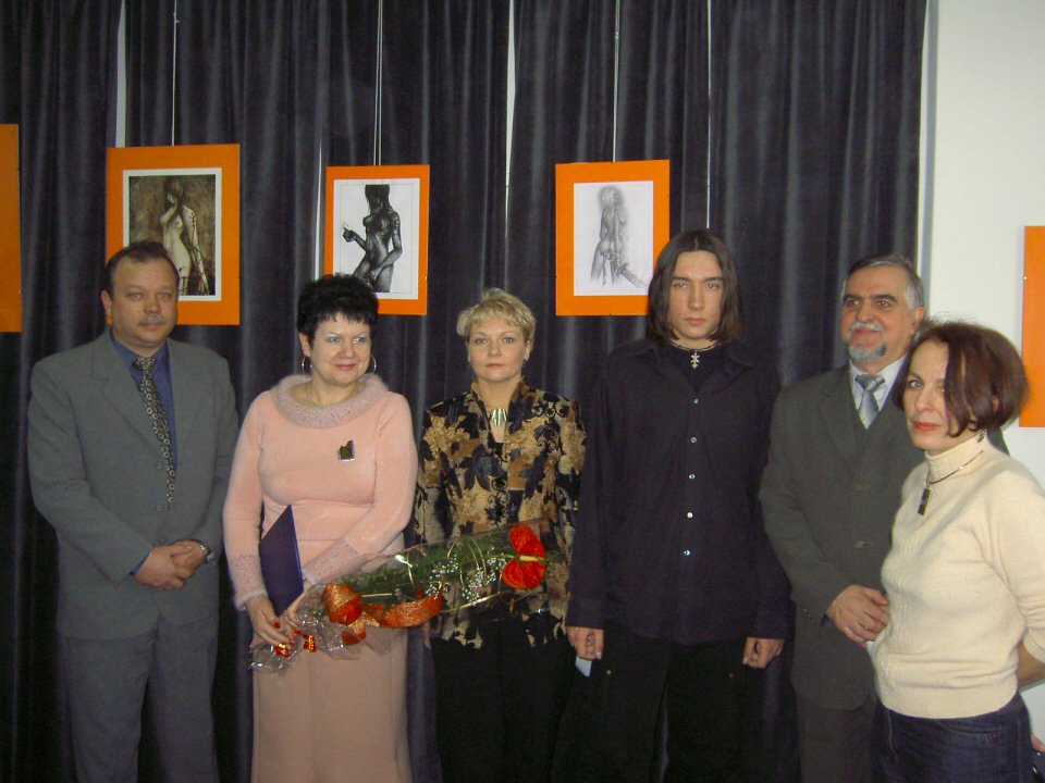 od lewej: ojciec Mariusza, Dyr. MBP Maria Winiewska, mama Mariusza, Mariusz Mitek, Grzegorz Goczyski-nauczyciel-inspirator  Mariusza i Ewa Tabisz-pracownik  Oddziau.