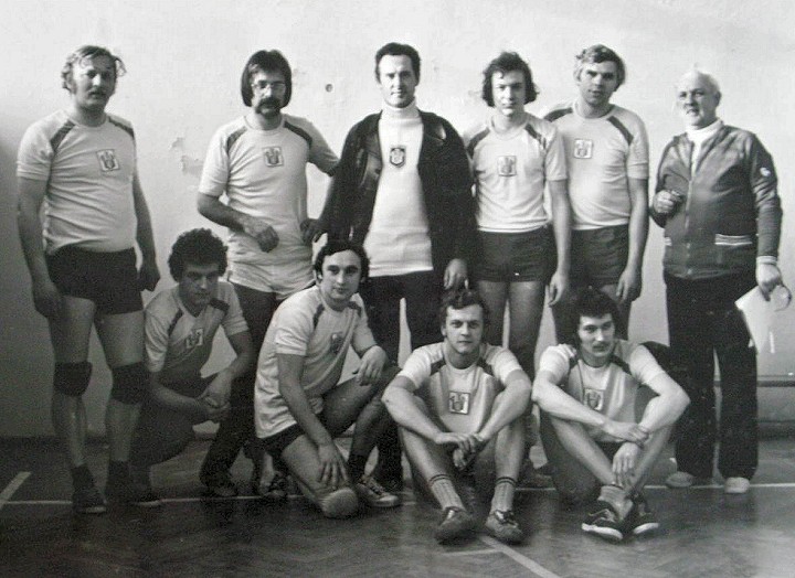Druyna siatkarzy Ogniska TKKF <I>Kubu</I> po meczu - 20 I 1979 r.
