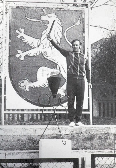 Kierownik sztafety 35-latkw, Kazimierz Czermiski zapala znicz na stadionie.<BR>1979  r.
