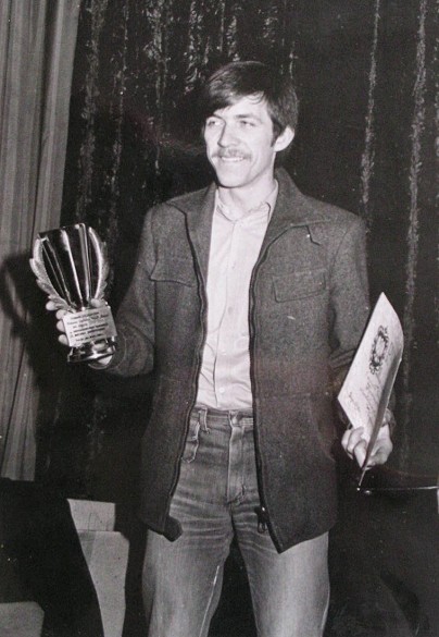 Zwycizca II Indywidualnego Turnieju Bryda Sportowego o puchar przechodni prezesa TKKF <I>Kubu</I>, <B>Grzegorz Grecki</B> - 21 II 1982 r.