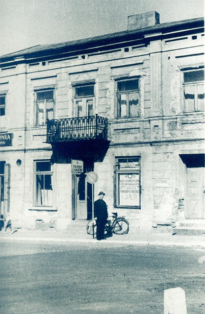 Widok na sklep przy ulicy Pockiej. Z lewej strony wida fragment cukierni Tuacza.<BR> Lata 70-te XX wieku.