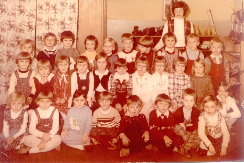 Wychowankowie Przedszkola nr 2 razem z opiekunk.<BR>Fotografia z roku 1982.