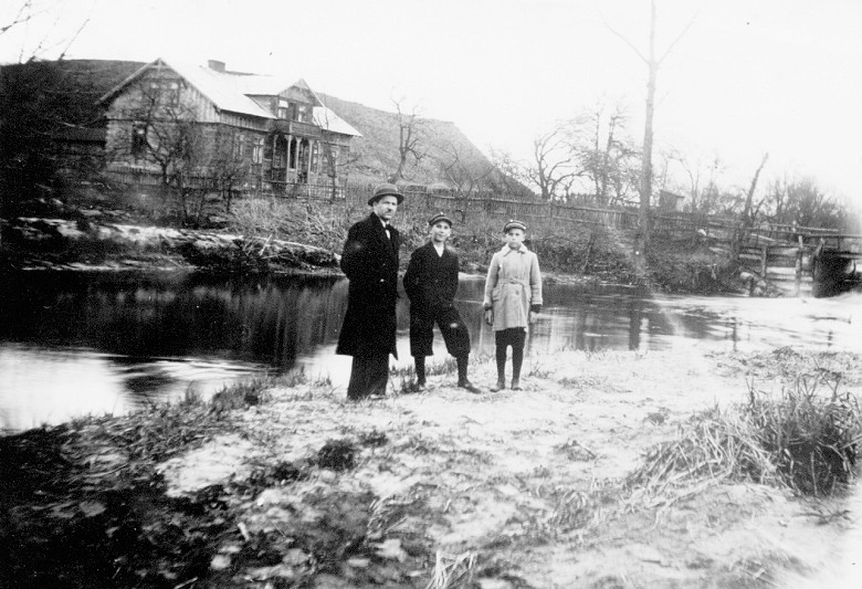 Prywatna fotografia z roku 1932. Przedstawia Stanisawa Biaoskrskiego z synami Henrykiem i Janem.<BR>W tle drewniany dom, stojcy do dzi, dalej wzgrze, na ktrym obecnie znajduje si cmentarz.