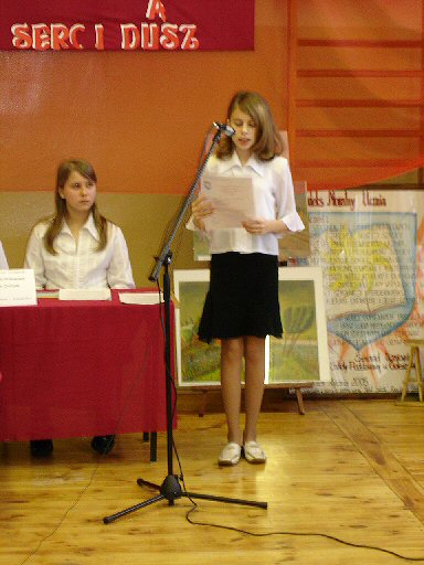 Uczniowie odczytywali list dokona szkoy oraz plany placwek - tu przedstawicie­lka  Szkoy Podstawej w Goleszynie.
