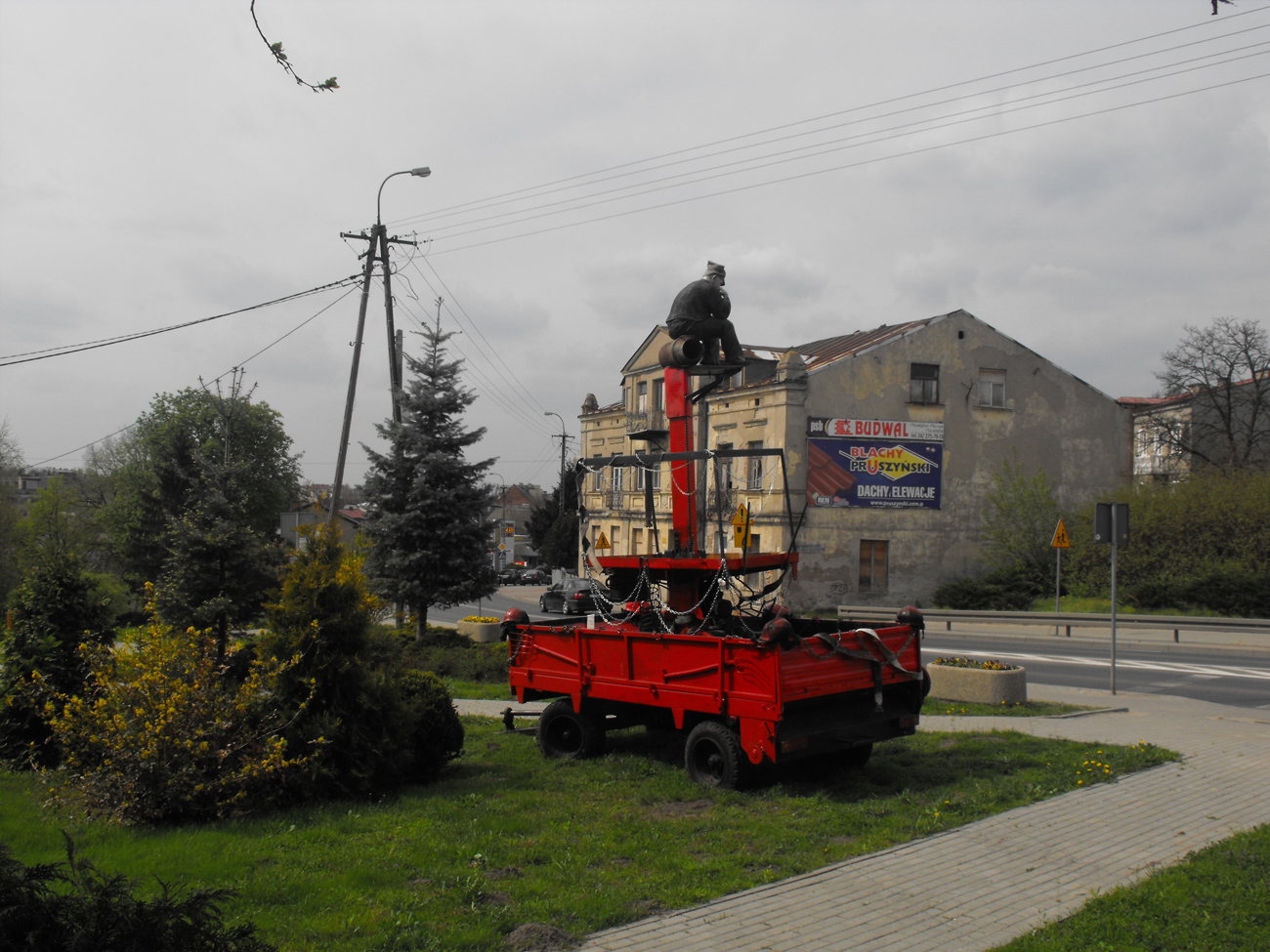 Pomnik Chopa autorstwa Daniela Rycharskiego usytuowana jest na skwerku przy ul. Kiliskiego, Reymonta, 11 Listopada w bardzo wymowny sposb. Na tablicy informacyjnej czytamy o spalonej ydowskiej synagodze i powstaym tam obecnie domu mieszkalnym. Popatrzmy uwanie, chop siedzi tyem do spalonej synagogi i domu wic najprawdopodobniej  mao to go interesuje, pochyla zafrasowan gow w kierunku jedynej polskiej kamienicy w ydowskiej dzielnicy Sierpca. Czy autor w ten sposb daje do zrozumienia Burmistrzowi Miasta, e ju najwyszy czas zadba o sierpeckie zabytki? 24.04.2018 r.