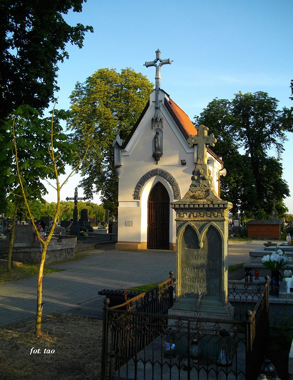 Widok na kaplic cmentarn na cmentarzu parafialnym w Sierpcu, lipiec 2022 r.