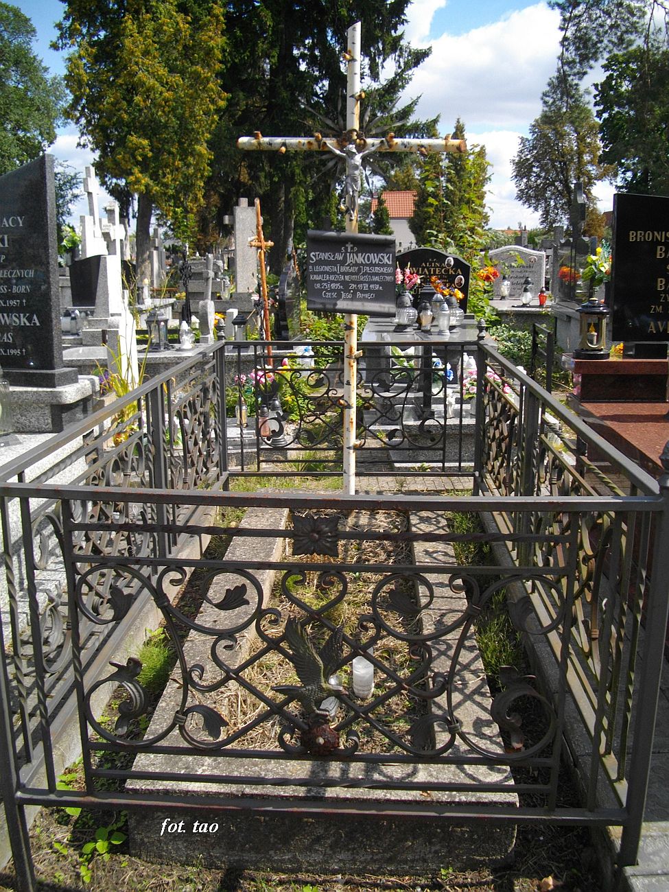 Grb legionisty na cmentarzu parafialnym w Sierpcu, lipiec 2022 r.