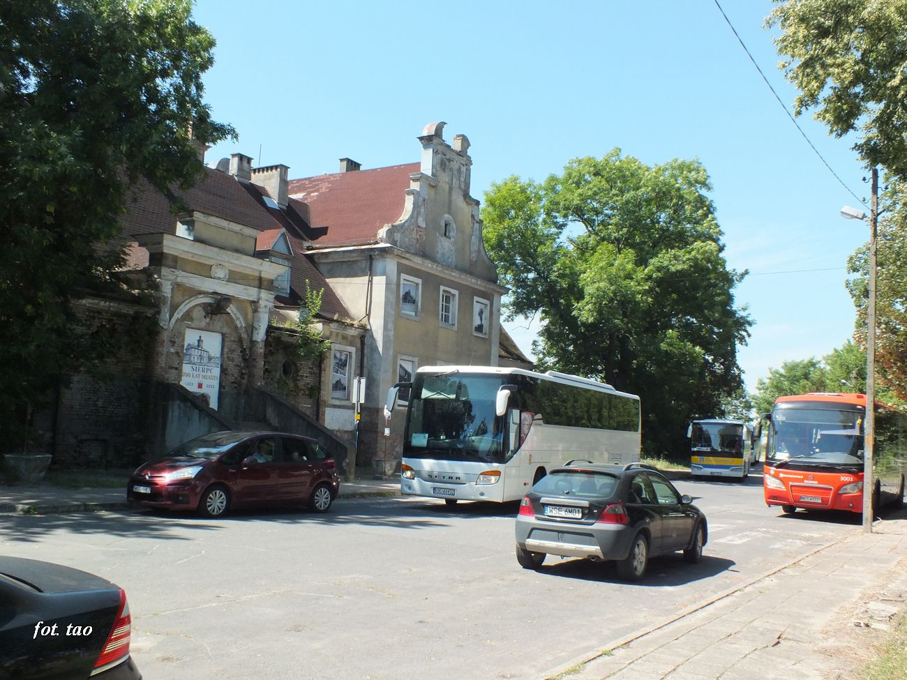 Od strony miasta przed dworcem czekaj autobusy jako komunikacja zastpcza do Pocka, sierpie 2022 r.