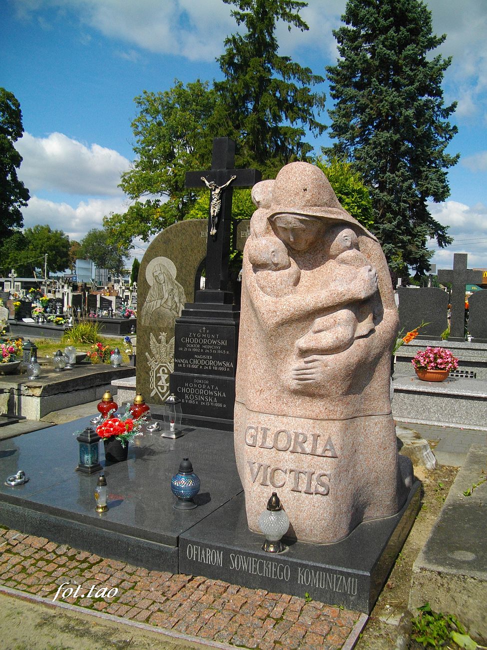 Pomnik Gloria Victis na cmentarzu parafialnym, sierpie 2021 r.