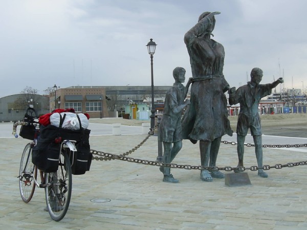 Rimini. Italia, pomnik rodziny wygldajcej na powrt ojca rybaka. Wybrzerze Adriatyku.