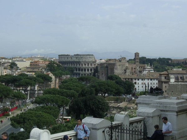 Widok na Rzym z uku Trojana.