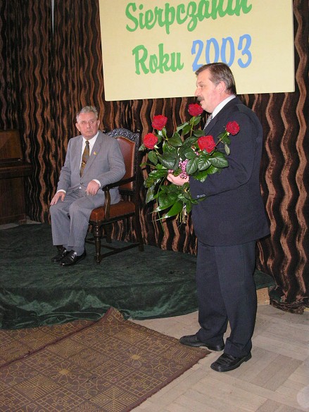 Kwiaty dla Sierpczanina Roku 2003. Tu od Burmistrza.