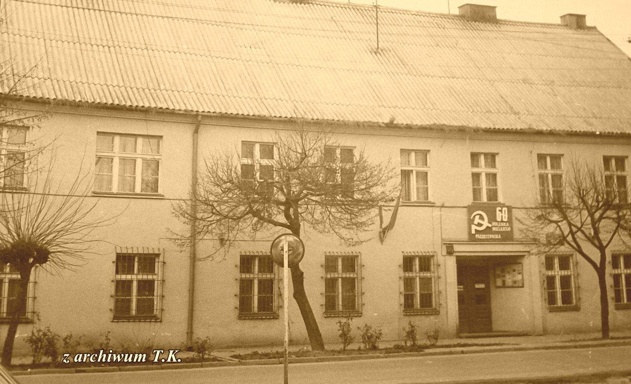 Budynek Urzdu Gminy i Sztabu Wojskowego przy ul.Armii Czerwone­j/Piastowskiej,  obecnie Urzd Skarbowy. Nad wejciem honory dla ssiadw ze wschodu.