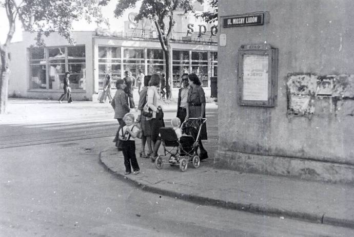 Skrzyowanie ulic Wiosny Ludw i Armii Czerwonej (obecnie Piastowskiej). Ok. 1978 r.<BR>W tle wczesny 